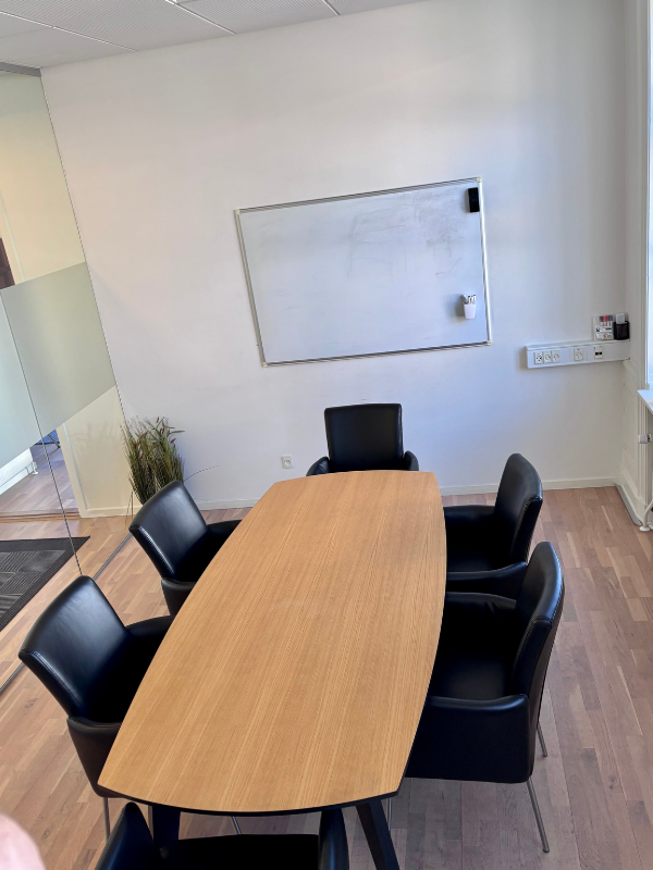 Mødelokale ved kontorfællesskabet og kliniklokalerne på Drewsensvej 1C i Silkeborg - Udlejning af erhvervslokaler ved lokalerne.dk