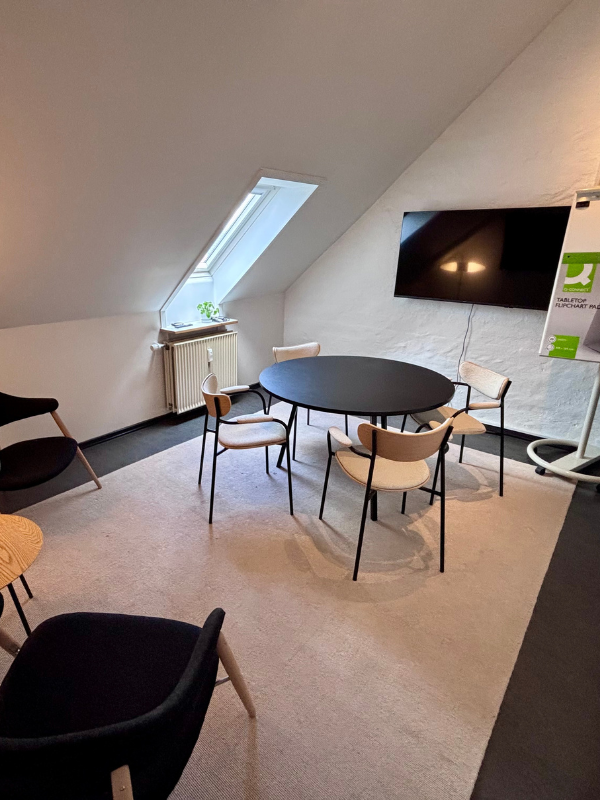 Mødelokale ved kontorfællesskabet og kliniklokalerne på Vestergade 9 i Silkeborg - Udlejning af erhvervslokaler ved lokalerne.dk