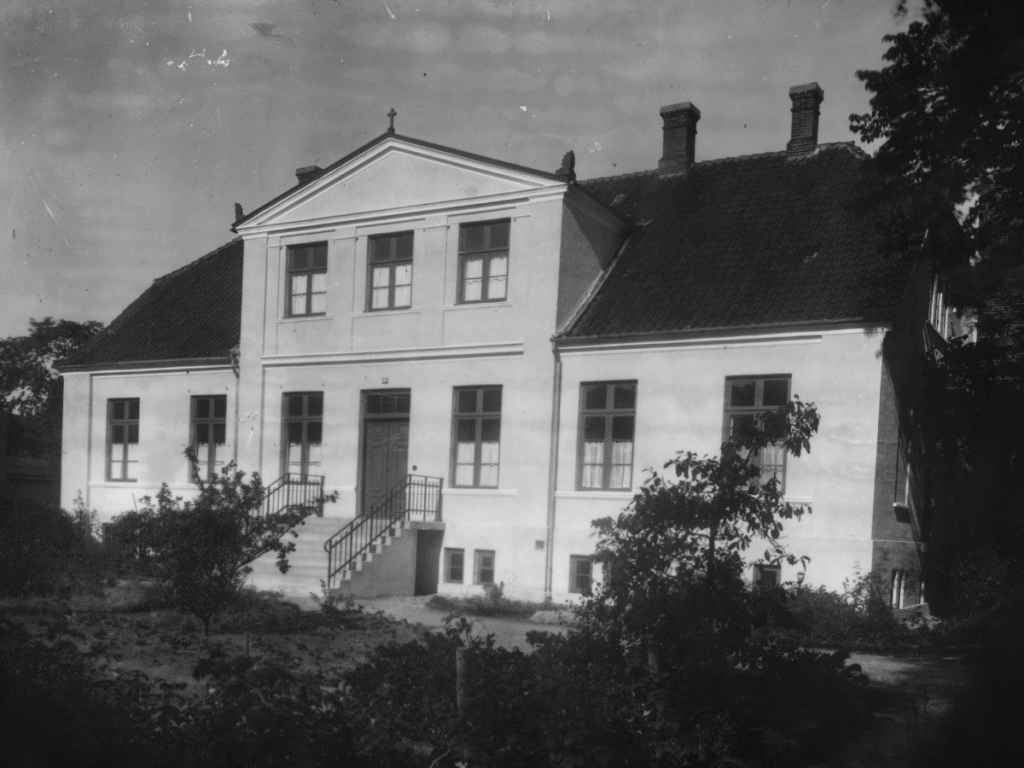 Få en kontorplads eller hav kliniklokale i en af Silkeborgs historiske bygninger på Vestergade - kontakt Smedegaards på lokalerne.dk.